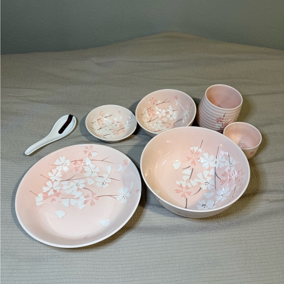 Dinnerware Set - Picture 3 of 4